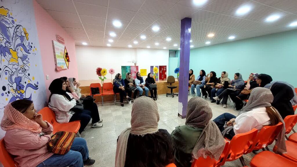 1362906-1 تعامل خانواده و کانون در برنامهی «پاییز قصه، رنگ و مشق قشنگ» تقویت شد