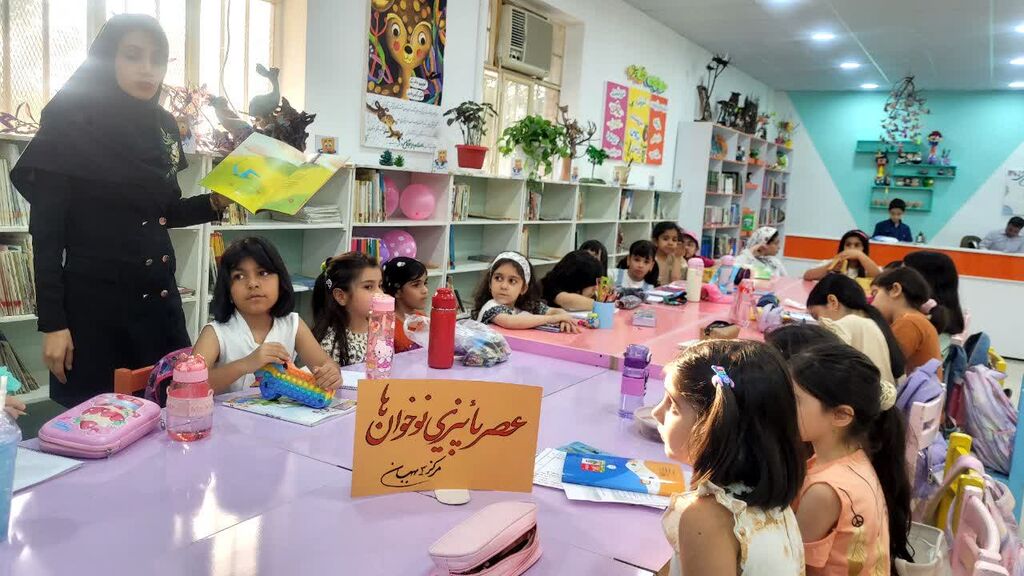 1362914-1 تعامل خانواده و کانون در برنامهی «پاییز قصه، رنگ و مشق قشنگ» تقویت شد