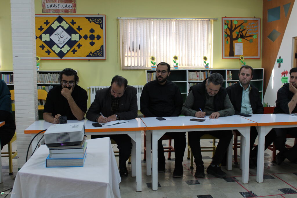 نشست فصلی مدیرکل کانون همدان با مربیان مراکز حوزه یک برگزار شد