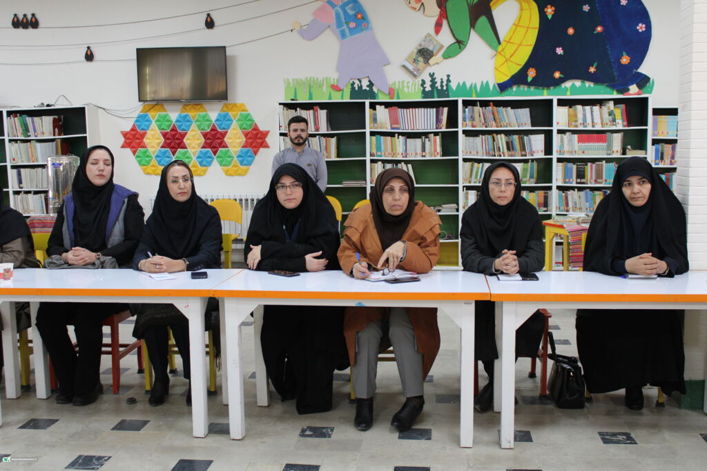 نشست فصلی مدیرکل کانون همدان با مربیان مراکز حوزه یک برگزار شد