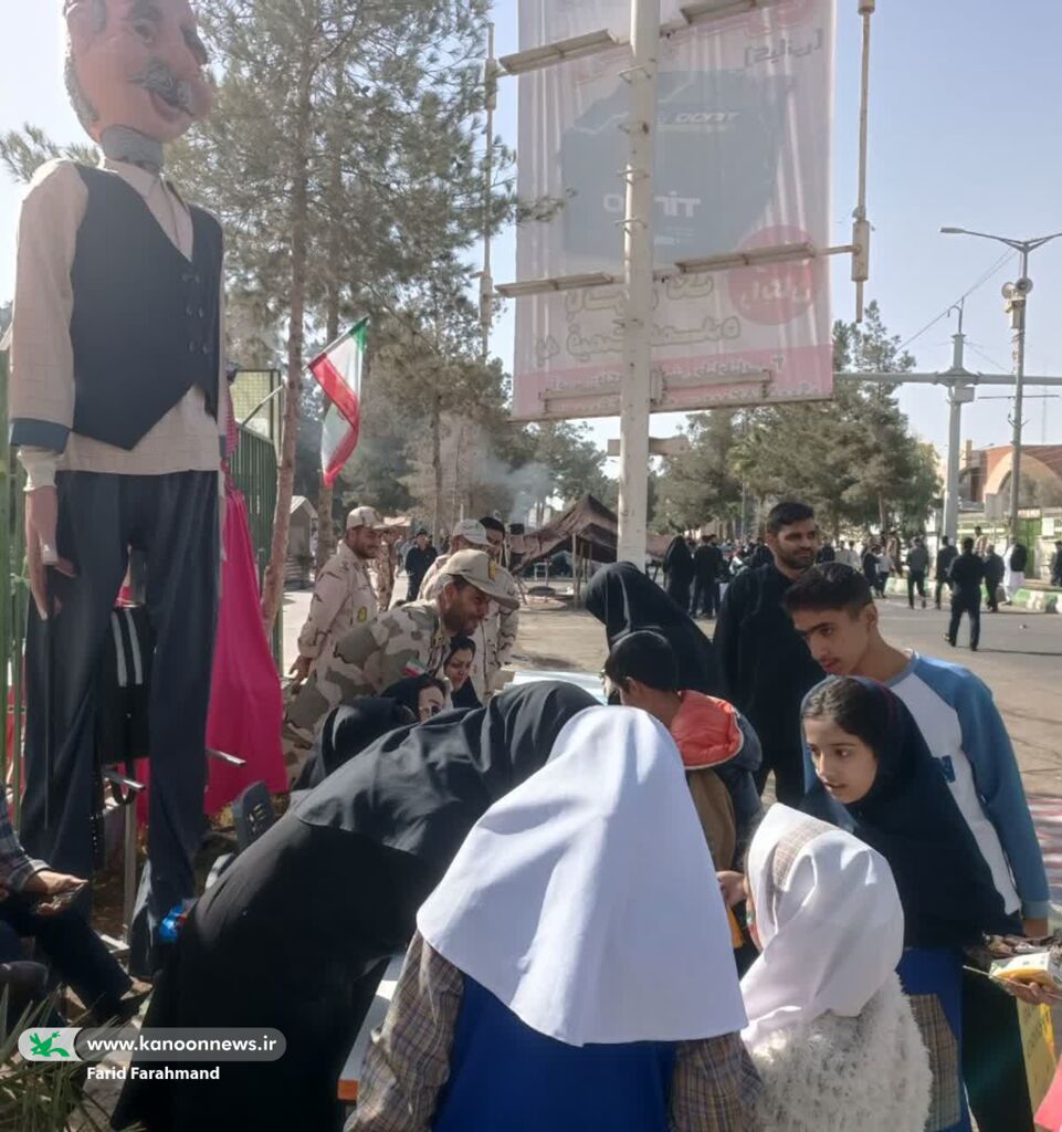 1363710-1 حضور پرشور همکاران کانون پرورش فکری سیستان و بلوچستان در راهپیمایی روز دانش آموز