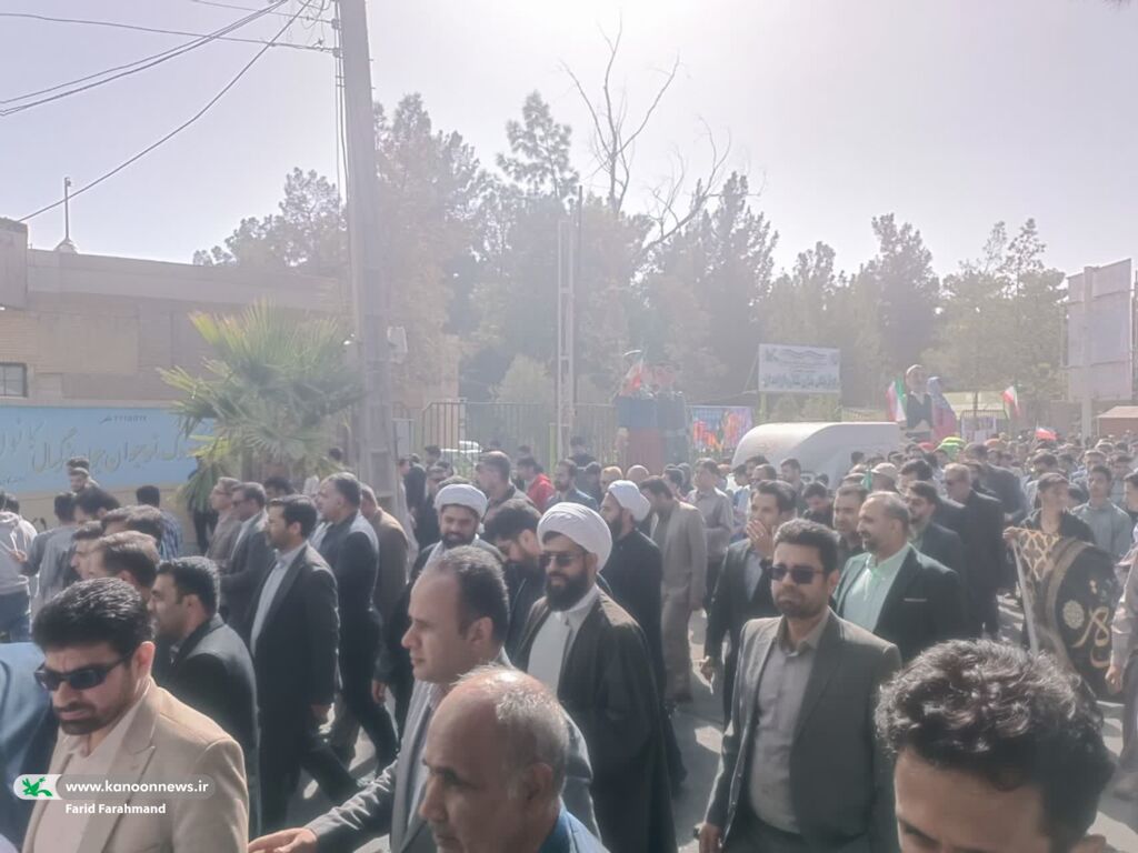 1363714-1 حضور پرشور همکاران کانون پرورش فکری سیستان و بلوچستان در راهپیمایی روز دانش آموز