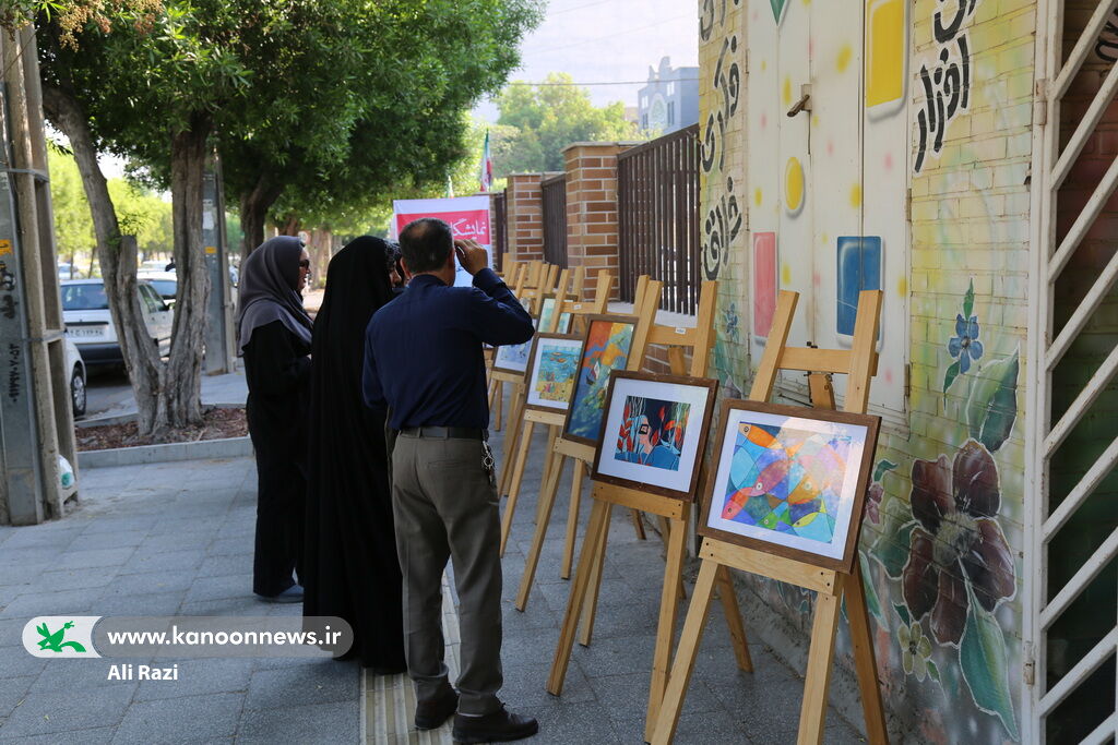 1363749-1 برپایی نمایشگاه خیابانی آثار نقاشی اعضای کانون استان بوشهر