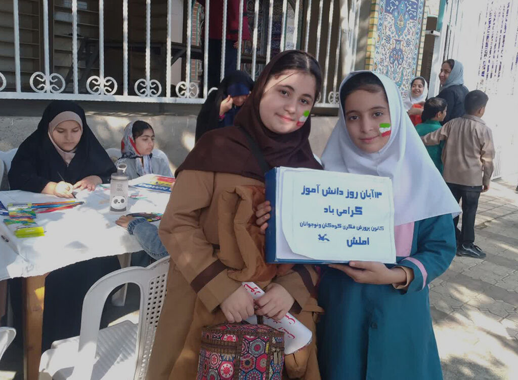 متحد و استوار مقابل استکبار؛ پیام هنرمندانه کودکان گیلانی در روز ۱۳ آبان