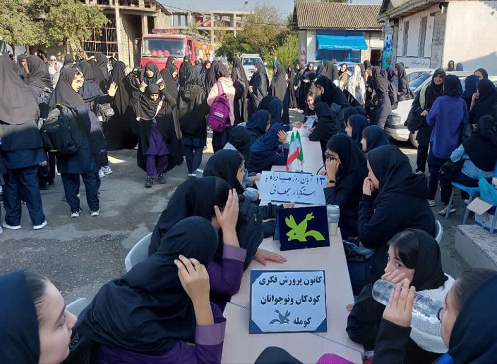 متحد و استوار مقابل استکبار؛ پیام هنرمندانه کودکان گیلانی در روز ۱۳ آبان