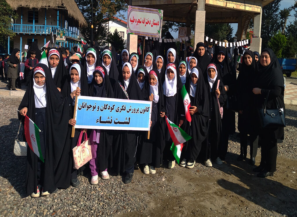 متحد و استوار مقابل استکبار؛ پیام هنرمندانه کودکان گیلانی در روز ۱۳ آبان