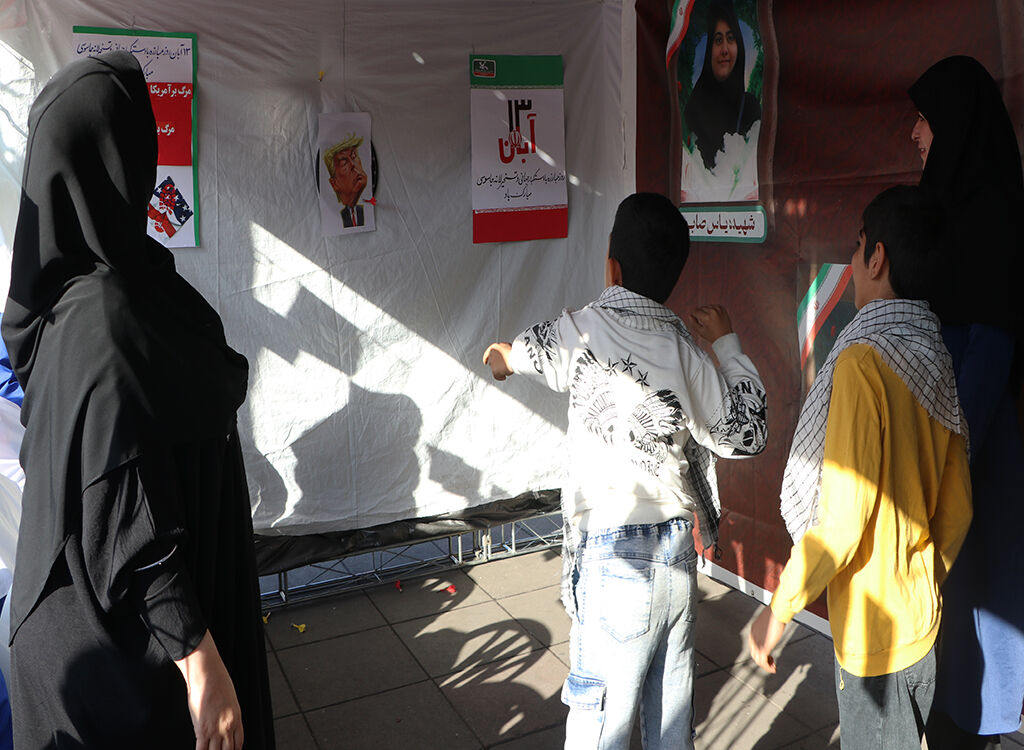 متحد و استوار مقابل استکبار؛ پیام هنرمندانه کودکان گیلانی در روز ۱۳ آبان