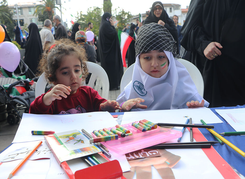 متحد و استوار مقابل استکبار؛ پیام هنرمندانه کودکان گیلانی در روز ۱۳ آبان