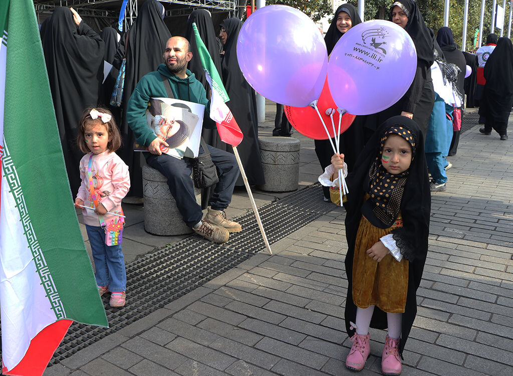 متحد و استوار مقابل استکبار؛ پیام هنرمندانه کودکان گیلانی در روز ۱۳ آبان