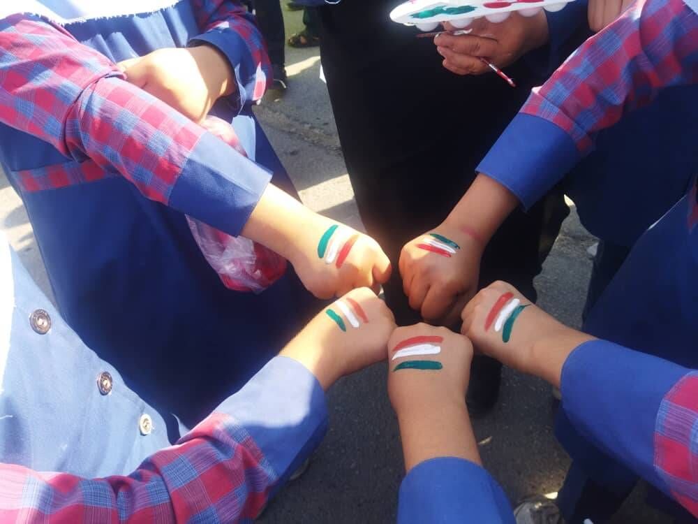 کانون‌یاران زرین‌دشت در راهپیمایی روز دانش‌آموز، نشاط و هویت ایرانی را به نمایش گذاشتند