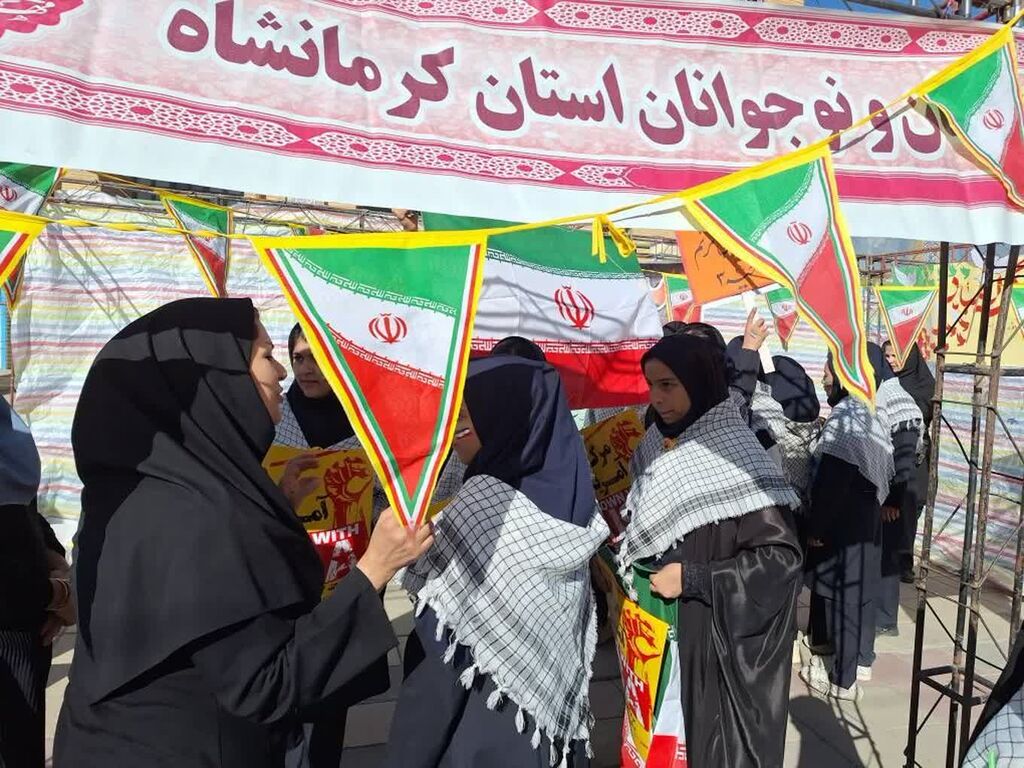 نفش‌آفرینی غرفه کانون کرمانشاه در راهپیمایی ۱۳ آبان