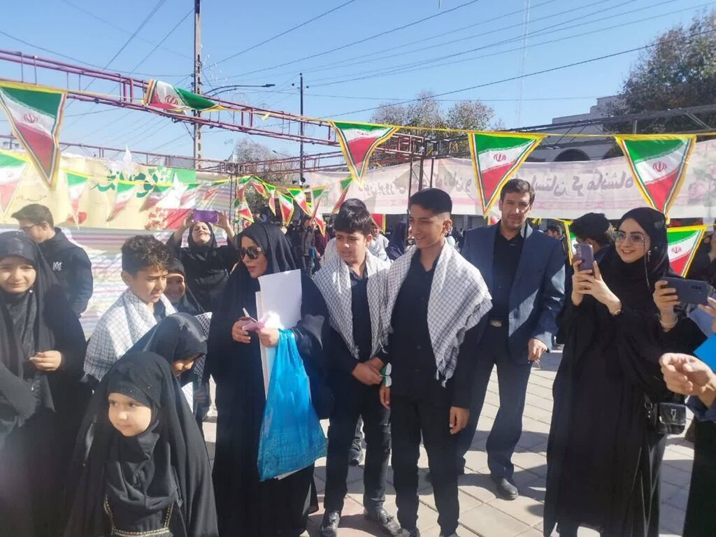 نفش‌آفرینی غرفه کانون کرمانشاه در راهپیمایی ۱۳ آبان