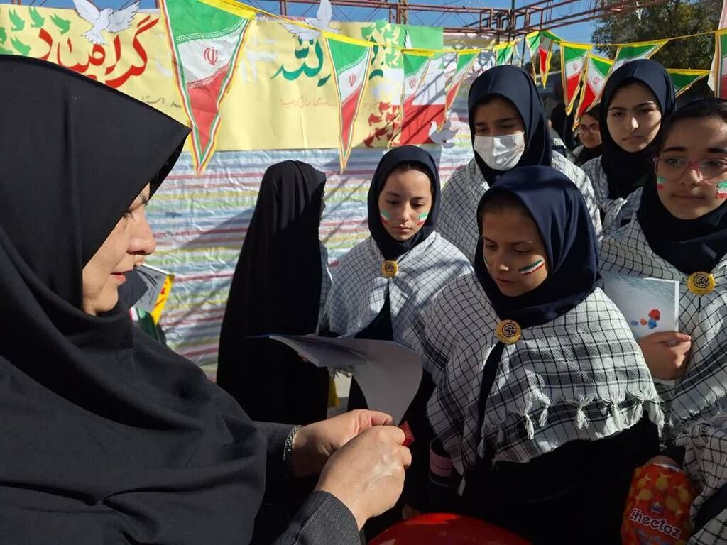 نفش‌آفرینی غرفه کانون کرمانشاه در راهپیمایی ۱۳ آبان