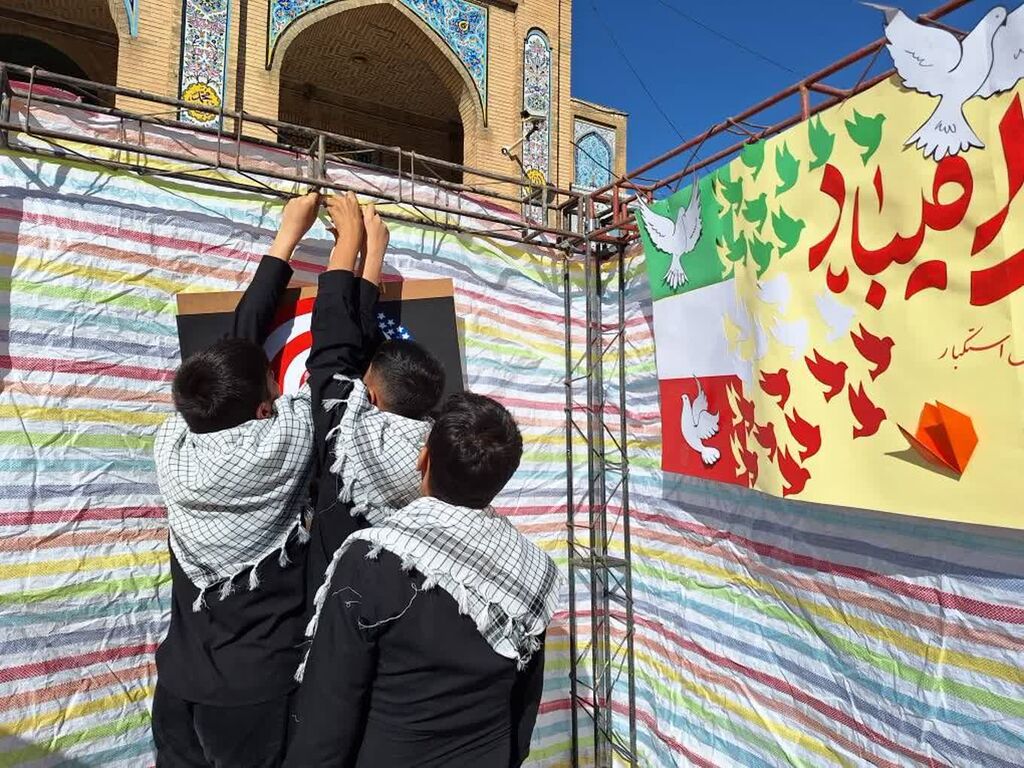 نفش‌آفرینی غرفه کانون کرمانشاه در راهپیمایی ۱۳ آبان