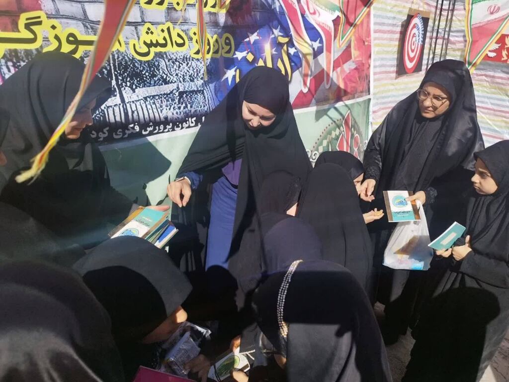 نفش‌آفرینی غرفه کانون کرمانشاه در راهپیمایی ۱۳ آبان