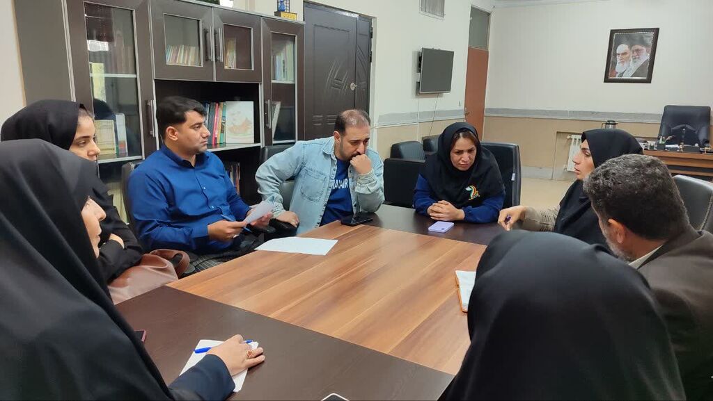 1364657-1 نشست با کارگردانان نمایش در کانون استان