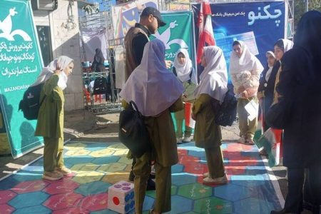 حضور پرشور کانون پرورش فکری در راهپیمایی ۱۳ آبان با اجرای برنامه‌های فرهنگی و هنری برای دانش‌آموزان