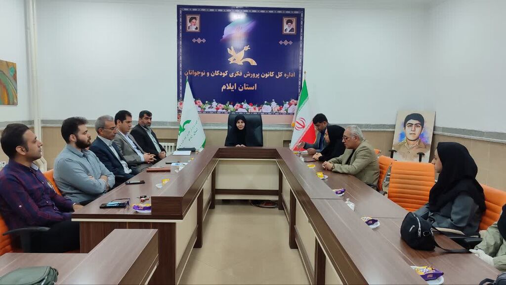 1364804-1 دیدارمدیرکل کانون استان ایلام باکارکنان کانون زبان استان