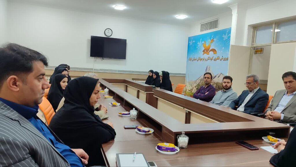 1364805-1 دیدارمدیرکل کانون استان ایلام باکارکنان کانون زبان استان