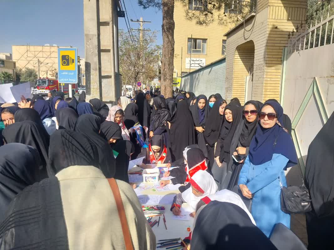 1364874-1 غرفهها و مراکز کانون استان مرکزی میزبان کودکان و نوجوانان در راهپیمایی یوم الله ۱۳ آبان