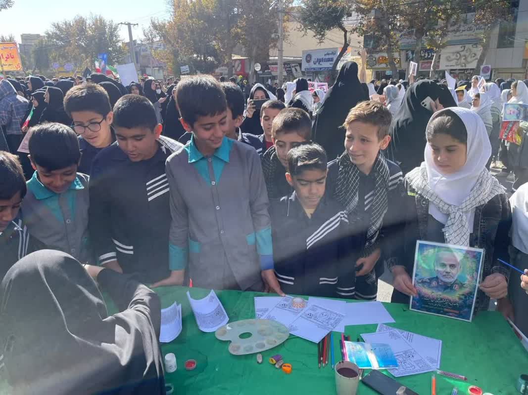 1364875-1 غرفهها و مراکز کانون استان مرکزی میزبان کودکان و نوجوانان در راهپیمایی یوم الله ۱۳ آبان