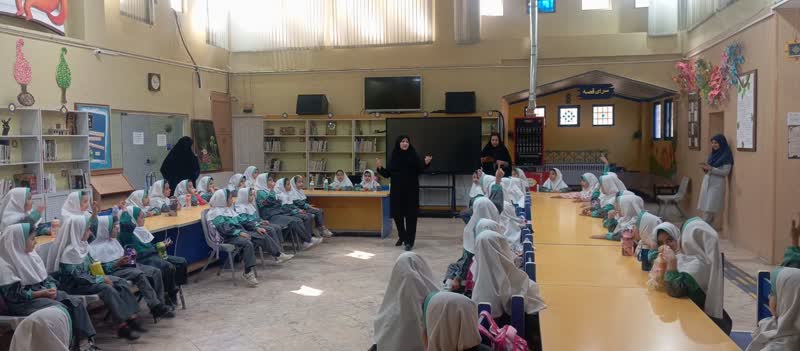 1364878-1 غرفهها و مراکز کانون استان مرکزی میزبان کودکان و نوجوانان در راهپیمایی یوم الله ۱۳ آبان