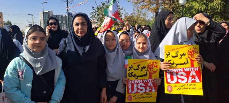 1364880-1 غرفهها و مراکز کانون استان مرکزی میزبان کودکان و نوجوانان در راهپیمایی یوم الله ۱۳ آبان