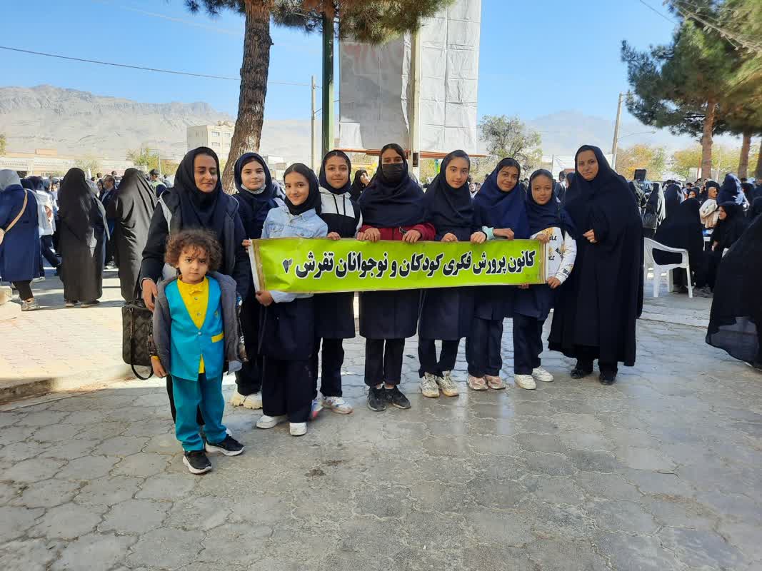 1364883-1 غرفهها و مراکز کانون استان مرکزی میزبان کودکان و نوجوانان در راهپیمایی یوم الله ۱۳ آبان