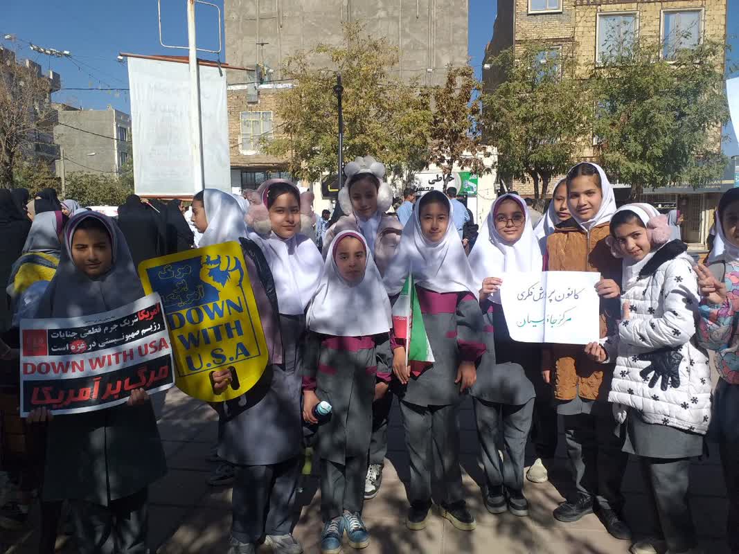 1364890-1 غرفهها و مراکز کانون استان مرکزی میزبان کودکان و نوجوانان در راهپیمایی یوم الله ۱۳ آبان