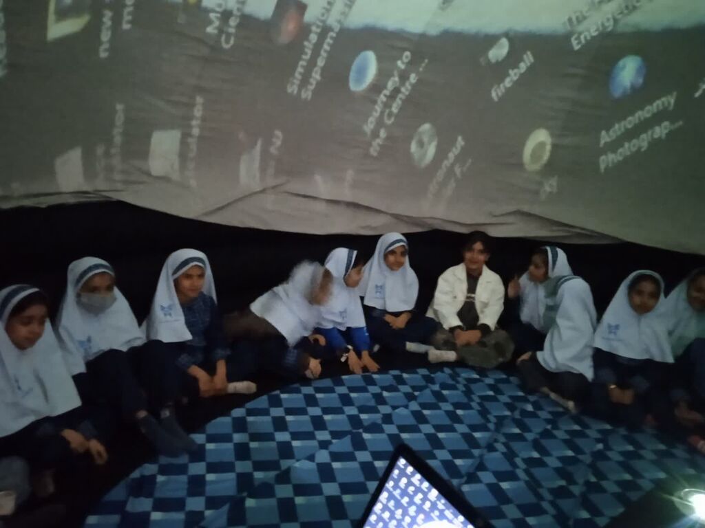 1364892-1 حضور ۳۰۰ دانشآموز تایبادی در برنامههای رصدخانه کانون استان