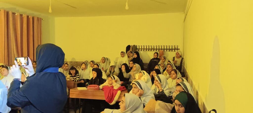 1364893-1 حضور ۳۰۰ دانشآموز تایبادی در برنامههای رصدخانه کانون استان