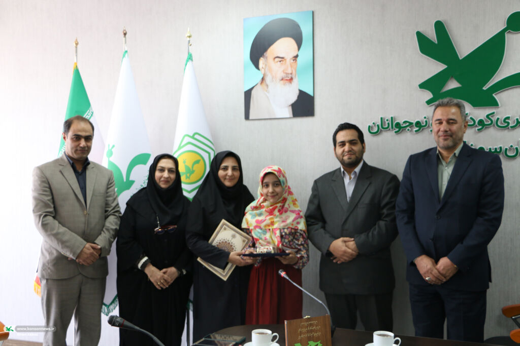 1364999-1 تقدیر مدیرکل کانون سمنان از زهرا جوادینیا به پاس درخشش هنری در سطح بینالمللی