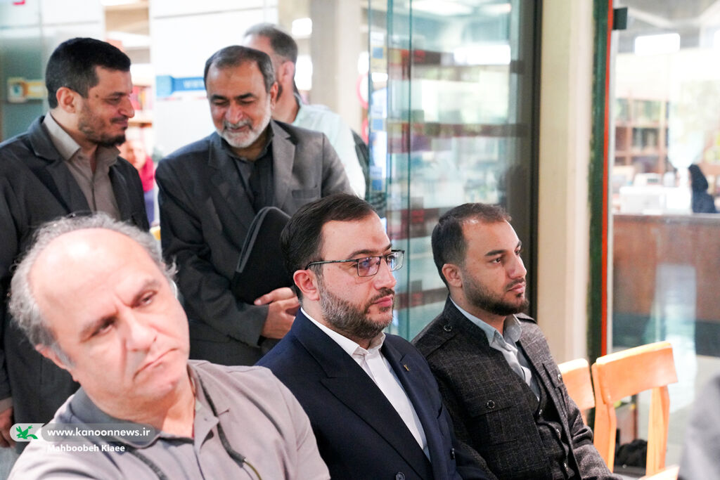 1365366-1 کانون با چاپ «یک پاورقی» کاری متفاوت انجام داده است