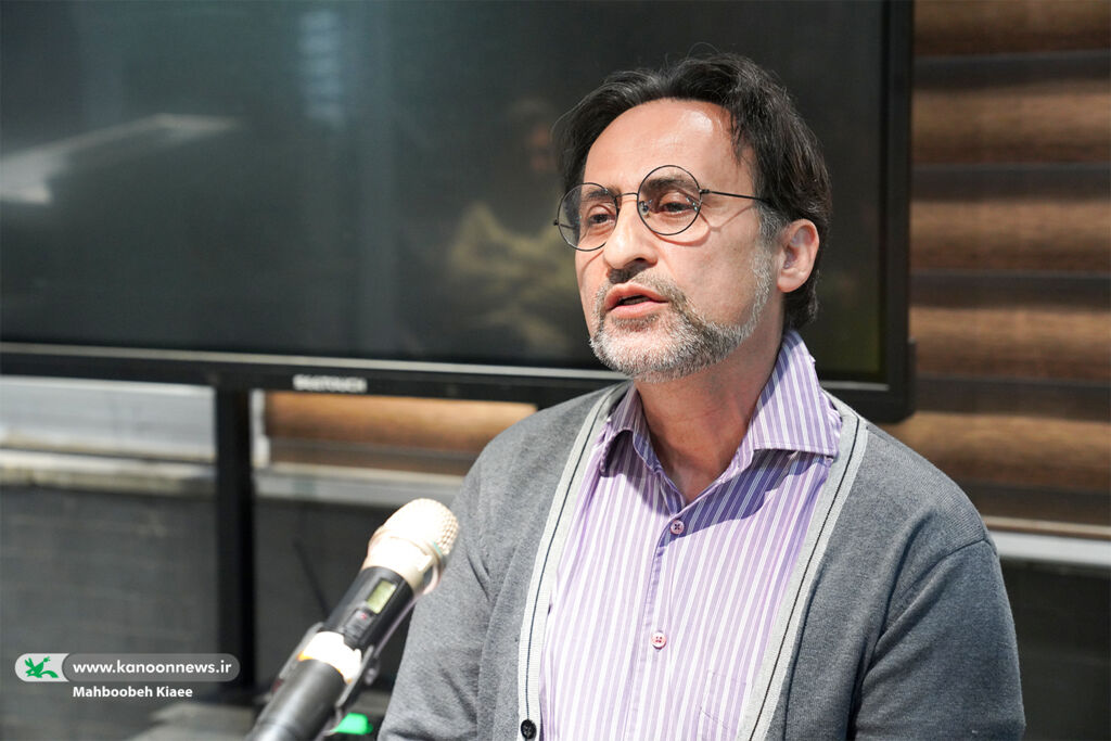 1365368-1 کانون با چاپ «یک پاورقی» کاری متفاوت انجام داده است