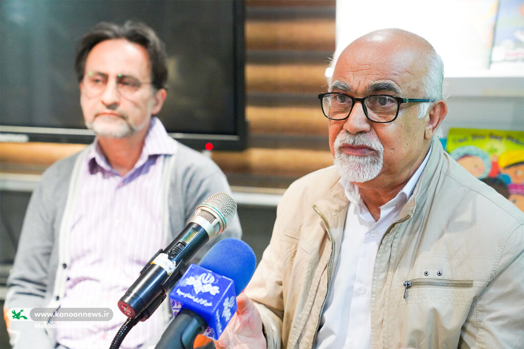 1365372-1 کانون با چاپ «یک پاورقی» کاری متفاوت انجام داده است