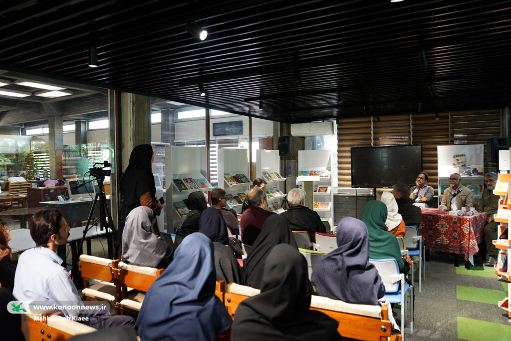 1365382-1 کانون با چاپ «یک پاورقی» کاری متفاوت انجام داده است