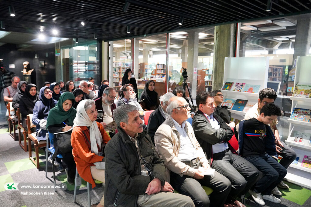 1365385-1 کانون با چاپ «یک پاورقی» کاری متفاوت انجام داده است