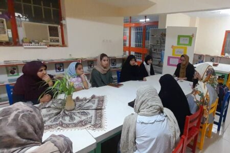 نشست انجمن نویسندگان نوجوان «پرپرونک» با حضور زهرا حاتمی در مرکز کازرون برگزار شد