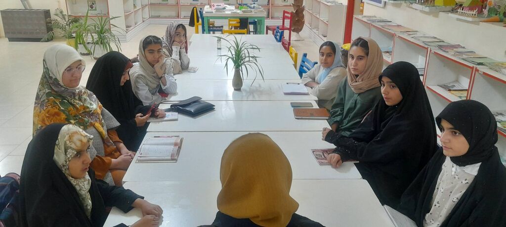 1365637-1 نشست انجمن نویسندگان جوان «پرپرونک» با حضور زهرا حاتمی در شیراز برگزار شد