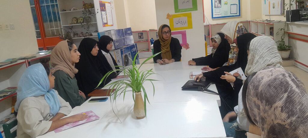 1365638-1 نشست انجمن نویسندگان جوان «پرپرونک» با حضور زهرا حاتمی در شیراز برگزار شد