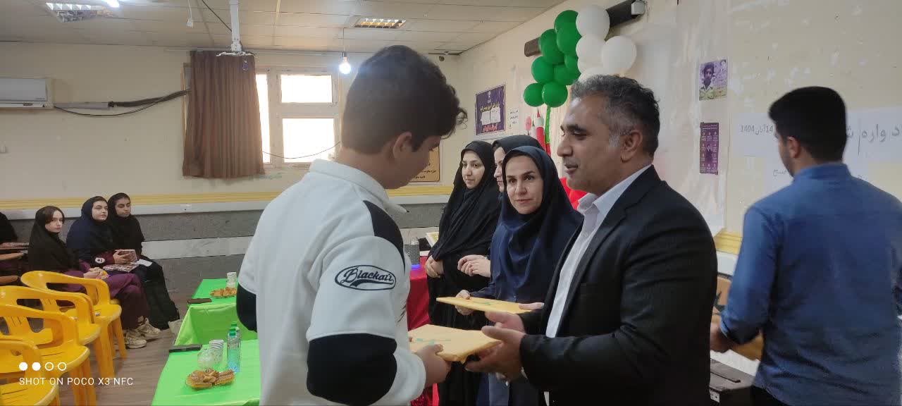 1365660-1 محفل ادبی «تنفس صبح» در گتوند برگزار شد