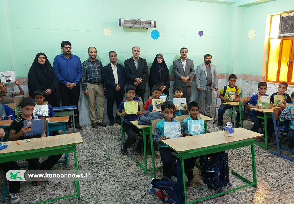 1365830-1 اهدای کتاب به مدارس چندپایه منطقه بوشکان