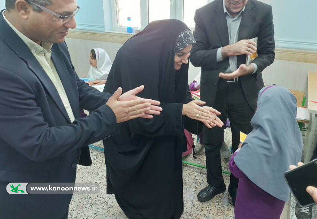 1365832-1 اهدای کتاب به مدارس چندپایه منطقه بوشکان