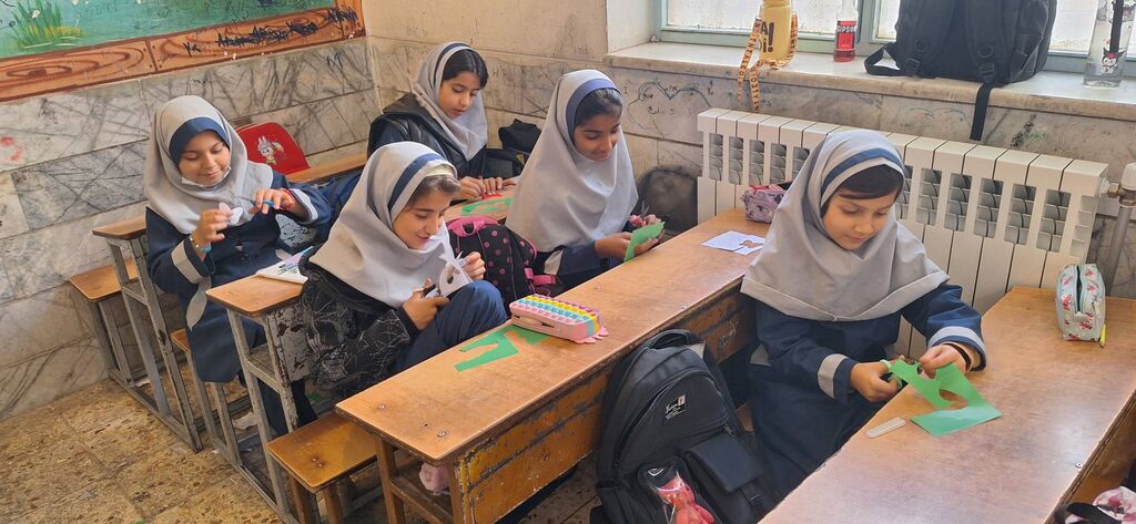 1365865-1 دانشآموزان سلطانآباد در جشن ۱۳ آبان پیام ایستادگی و آزادی سر دادند