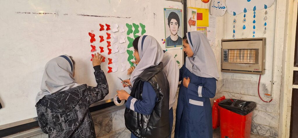 1365866-1 دانشآموزان سلطانآباد در جشن ۱۳ آبان پیام ایستادگی و آزادی سر دادند