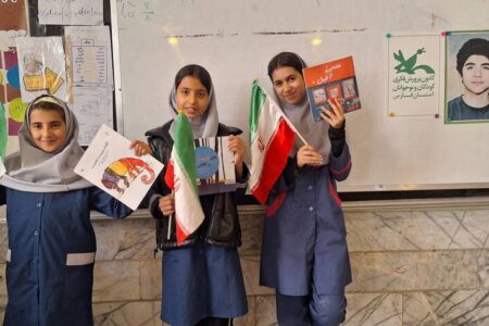 دانش‌آموزان سلطان‌آباد در جشن ۱۳ آبان پیام ایستادگی و آزادی سر دادند