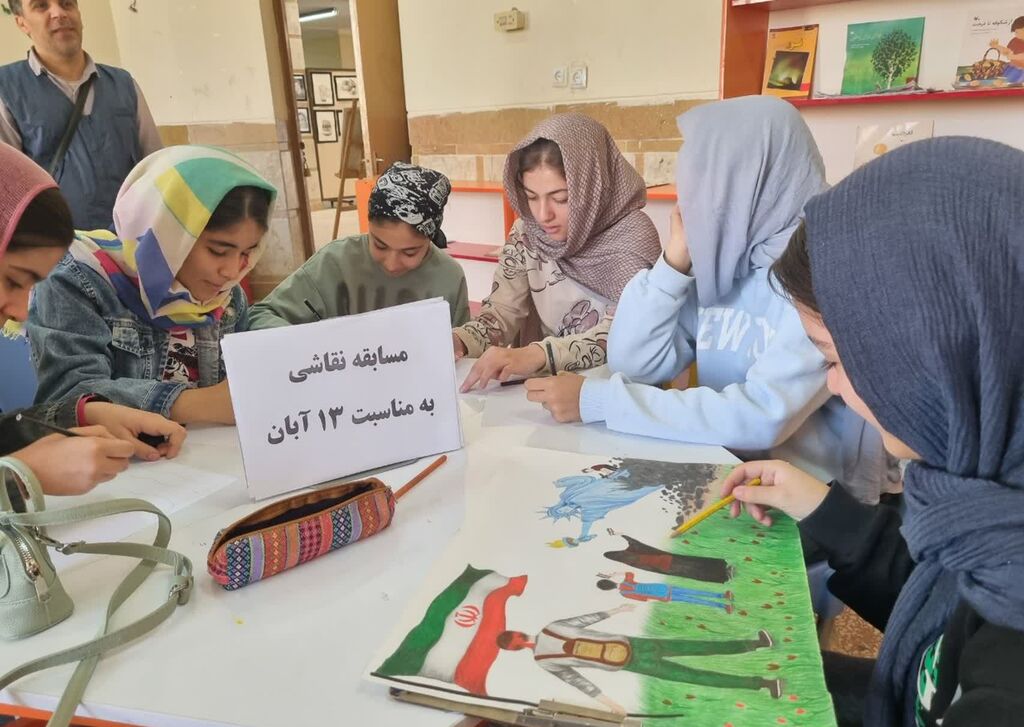 1365871-1 مسابقه نقاشی با موضوع استکبارستیزی در مرکز سرپلذهاب