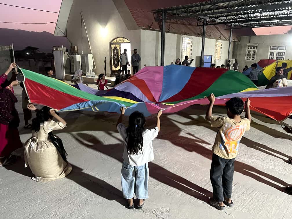 1365964-1 درخشش امید و نشاط در دل کودکان و نوجوانان با حضور «پیک امید» در کتابخانه دژگان