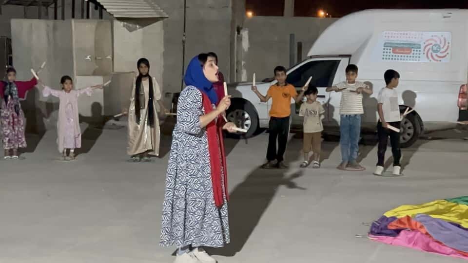 1365965-1 درخشش امید و نشاط در دل کودکان و نوجوانان با حضور «پیک امید» در کتابخانه دژگان