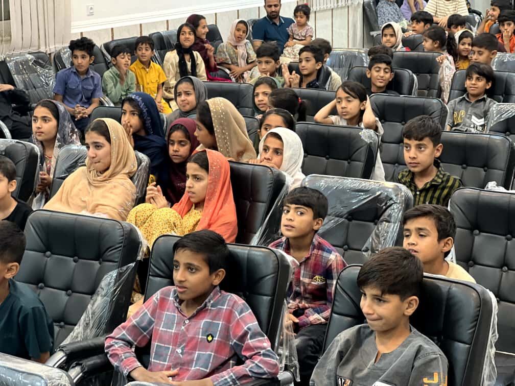 1365967-1 درخشش امید و نشاط در دل کودکان و نوجوانان با حضور «پیک امید» در کتابخانه دژگان